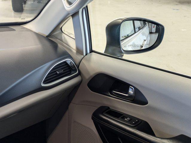 Photo of 2023 Bright White Clearcoat Chrysler Pacifica