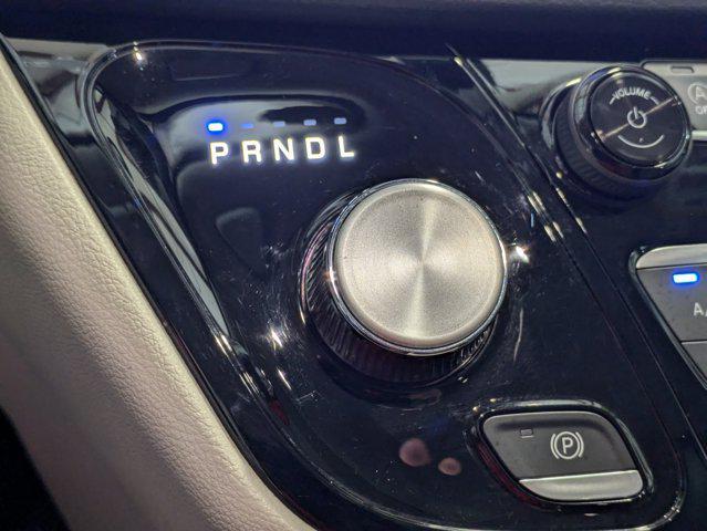 Photo of 2023 Bright White Clearcoat Chrysler Pacifica