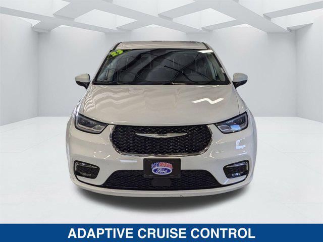 Photo of 2023 Bright White Clearcoat Chrysler Pacifica