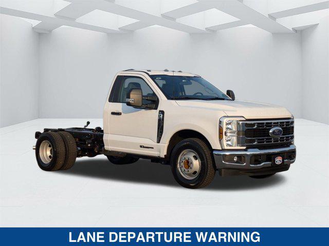 Photo of 2025 Oxford White Ford F-350