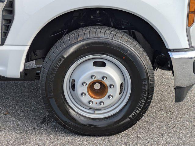 Photo of 2025 Oxford White Ford F-350