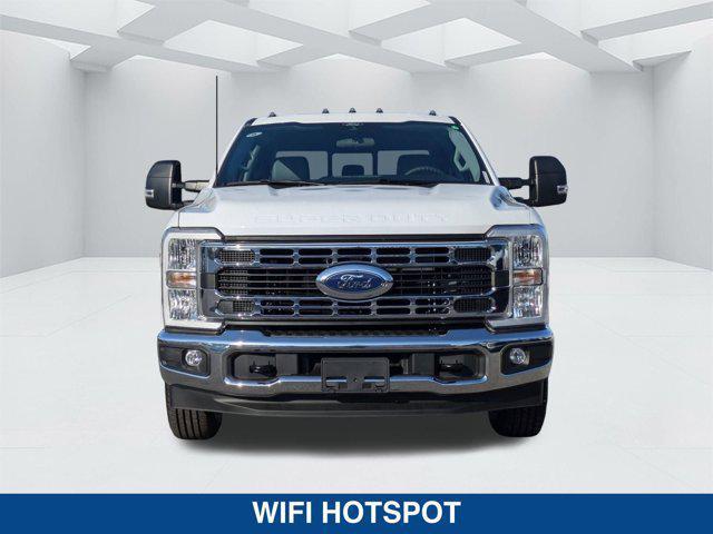Photo of 2025 Oxford White Ford F-350