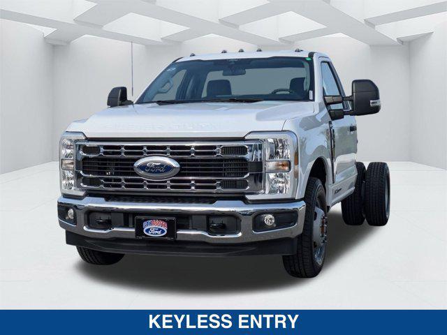 Photo of 2025 Oxford White Ford F-350