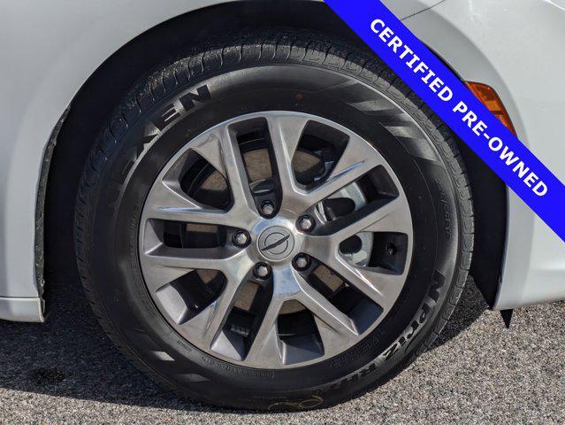 Photo of 2024 Bright White Clearcoat Chrysler Pacifica