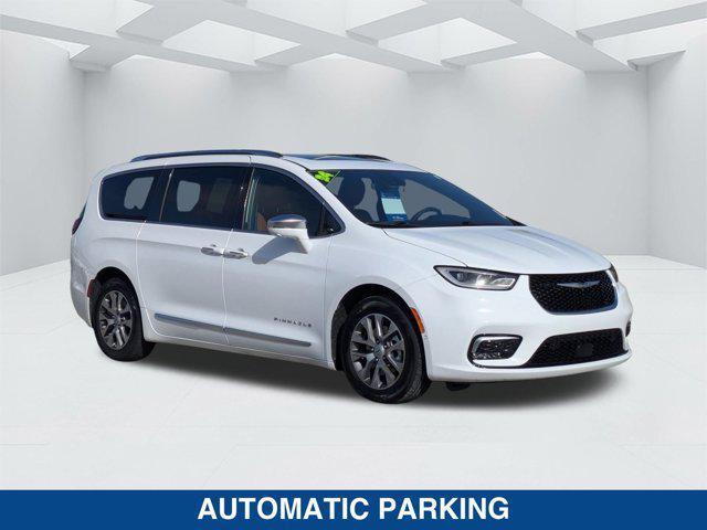 Photo of 2024 Bright White Clearcoat Chrysler Pacifica