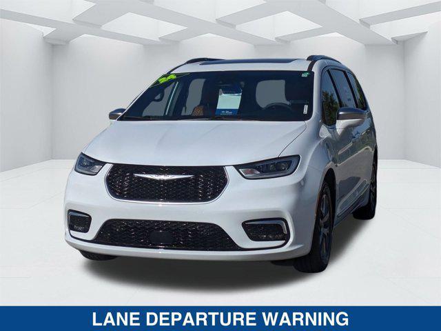 Photo of 2024 Bright White Clearcoat Chrysler Pacifica