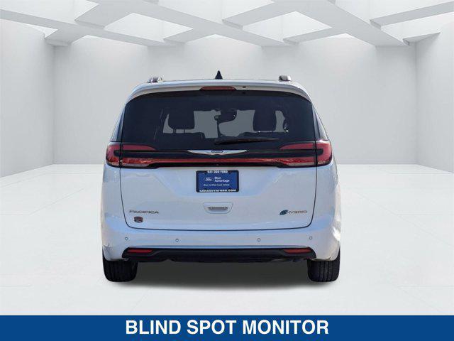 Photo of 2024 Bright White Clearcoat Chrysler Pacifica