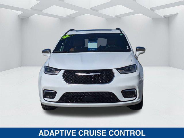 Photo of 2024 Bright White Clearcoat Chrysler Pacifica