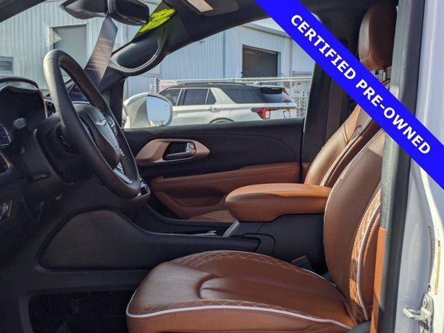Photo of 2024 Bright White Clearcoat Chrysler Pacifica