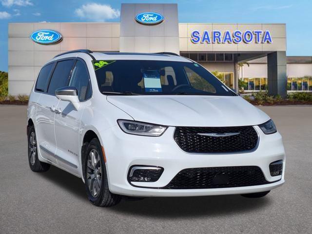 Photo of 2024 Bright White Clearcoat Chrysler Pacifica