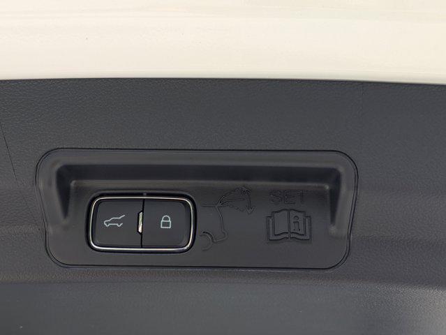 Photo of 2025 Star White Metallic Tri-Coat Ford Explorer