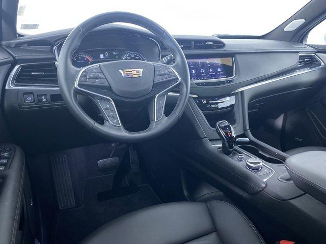 Photo of 2025 Crystal White Tricoat Cadillac XT5