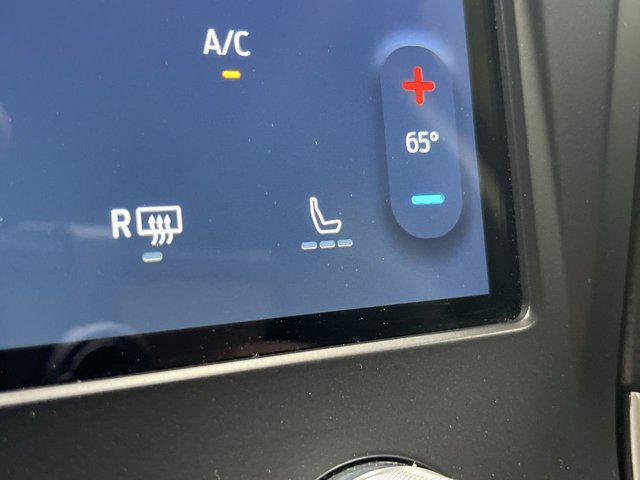 Photo of 2022 AGATE BLACK METALLIC Ford Edge