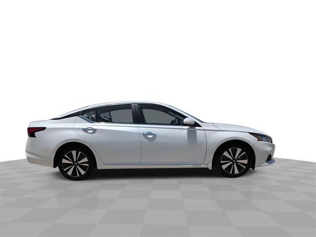 Photo of 2022 Pearl White Tricoat Nissan Altima