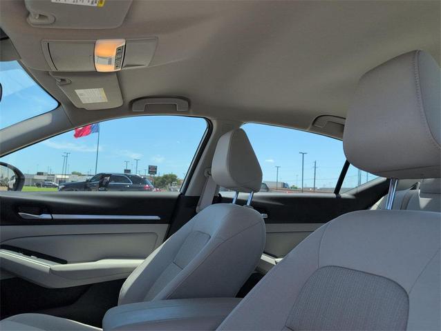 Photo of 2022 Pearl White Tricoat Nissan Altima