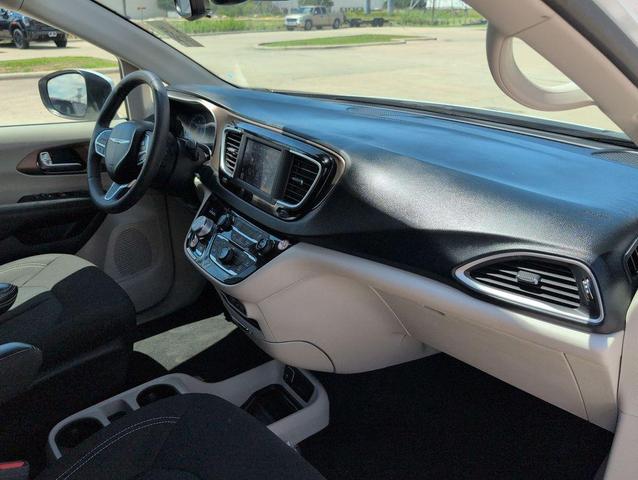 Photo of 2023 Bright White Clearcoat Chrysler Voyager