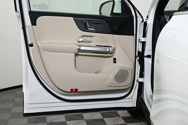 Photo of 2025 Polar White Mercedes-Benz GLB 250