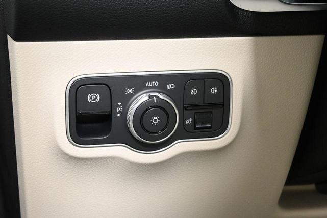 Photo of 2025 Polar White Mercedes-Benz GLB 250