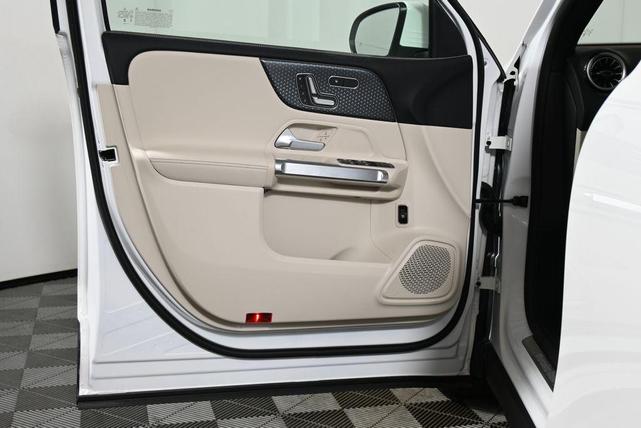 Photo of 2025 Polar White Mercedes-Benz GLB 250