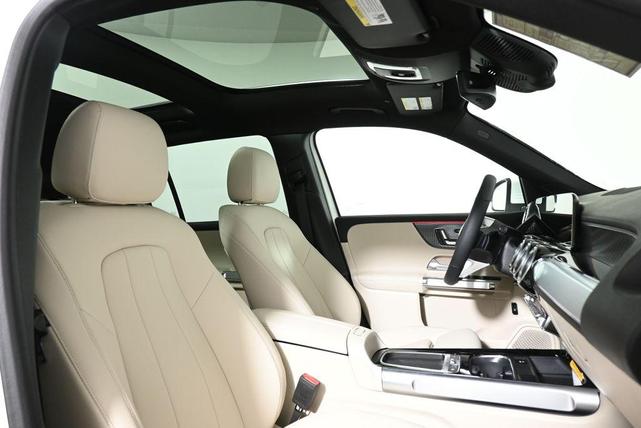 Photo of 2025 Polar White Mercedes-Benz GLB 250