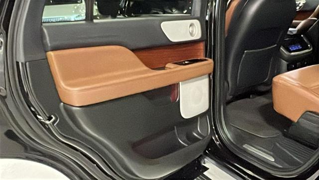 Photo of 2022 Infinite Black Metallic Clearcoat Lincoln Navigator