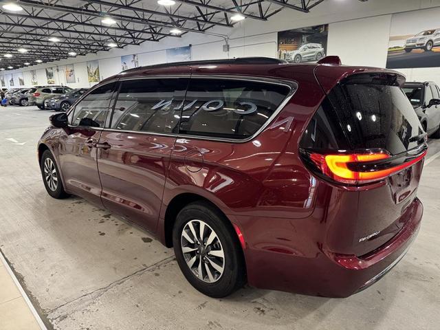 Photo of 2022 Velvet Red Pearlcoat Chrysler Pacifica Hybrid