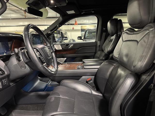 Photo of 2022 Infinite Black Metallic Clearcoat Lincoln Navigator