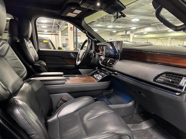 Photo of 2022 Infinite Black Metallic Clearcoat Lincoln Navigator