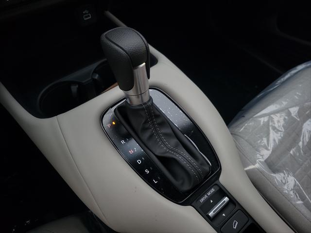Photo of 2025 Platinum White Pearl Honda HR-V