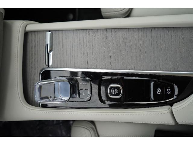 Photo of 2025 Crystal White Metallic Volvo XC90 Plug-In Hybrid