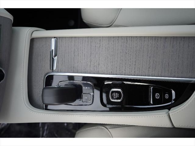 Photo of 2025 Crystal White Metallic Volvo XC90 Plug-In Hybrid