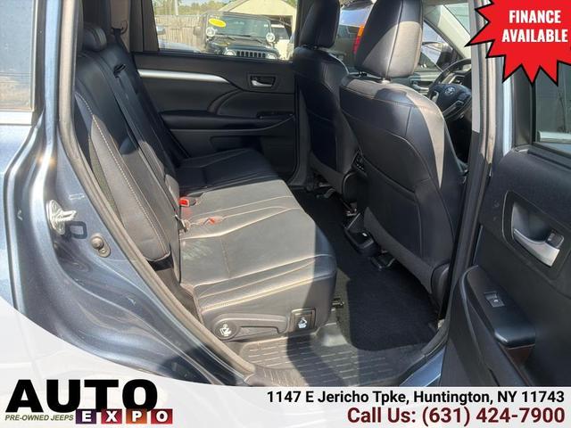 Photo of 2017 Shoreline Blue Pearl Toyota Highlander