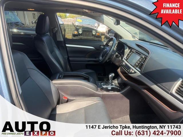 Photo of 2017 Shoreline Blue Pearl Toyota Highlander