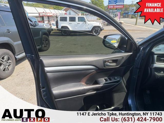 Photo of 2017 Shoreline Blue Pearl Toyota Highlander