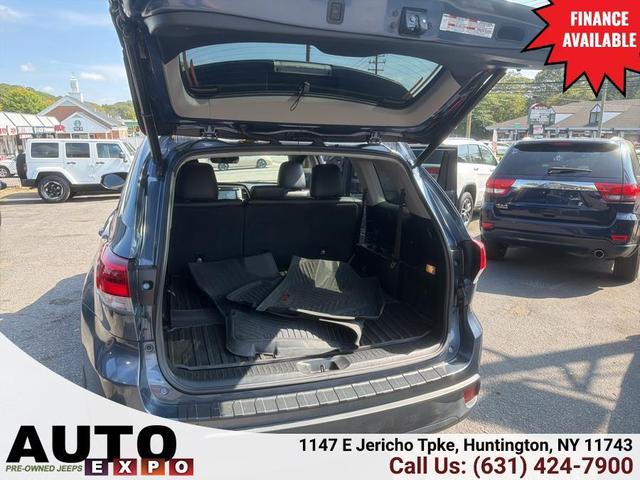 Photo of 2017 Shoreline Blue Pearl Toyota Highlander