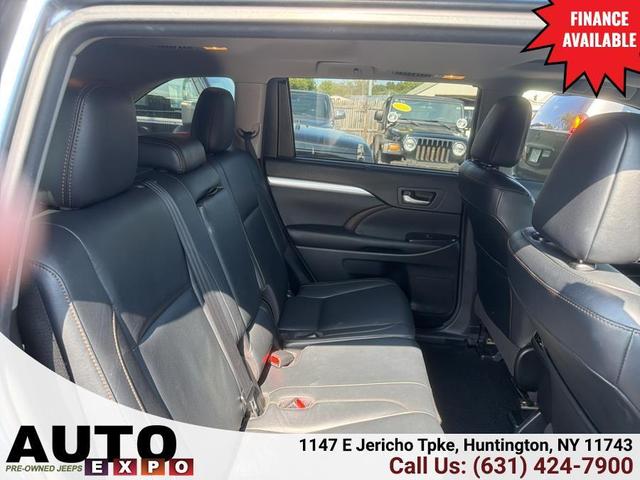 Photo of 2017 Shoreline Blue Pearl Toyota Highlander