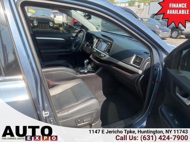 Photo of 2017 Shoreline Blue Pearl Toyota Highlander