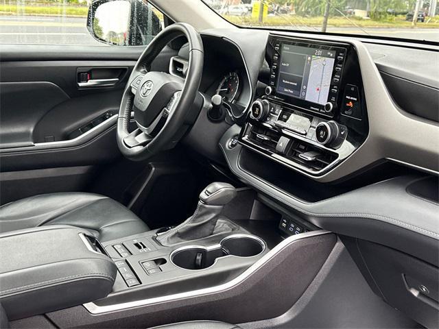 Photo of 2022 Midnight Black Metallic Toyota Highlander