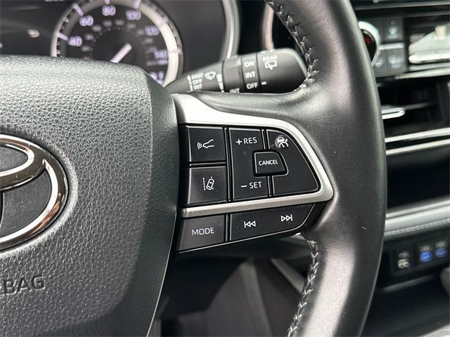 Photo of 2022 Midnight Black Metallic Toyota Highlander