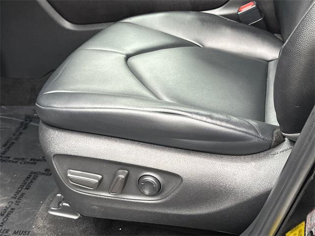 Photo of 2022 Midnight Black Metallic Toyota Highlander
