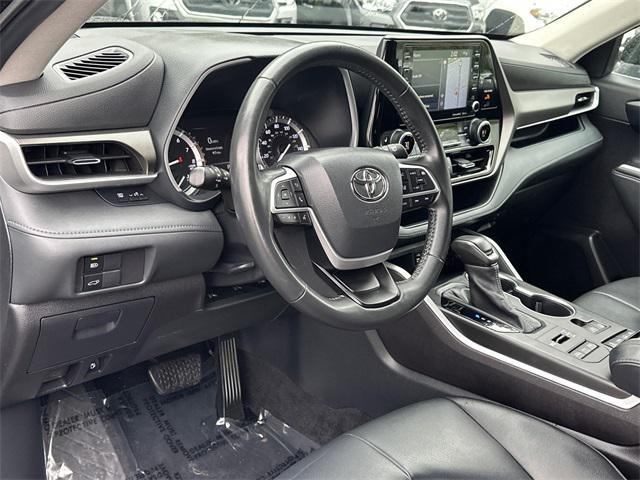Photo of 2022 Midnight Black Metallic Toyota Highlander