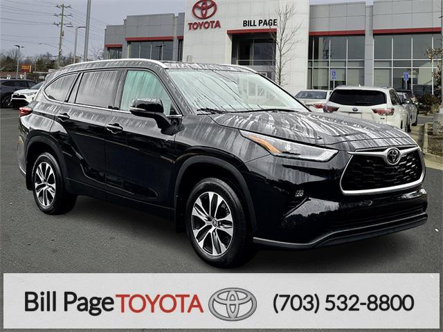 Photo of 2022 Midnight Black Metallic Toyota Highlander