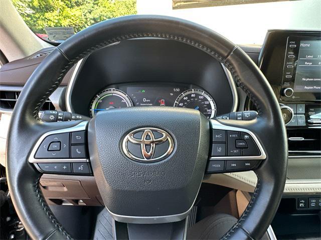 Photo of 2022 Midnight Black Toyota Highlander Hybrid