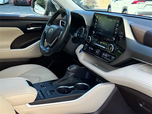 Photo of 2022 Midnight Black Toyota Highlander Hybrid