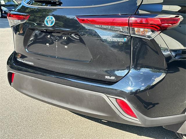 Photo of 2022 Midnight Black Toyota Highlander Hybrid