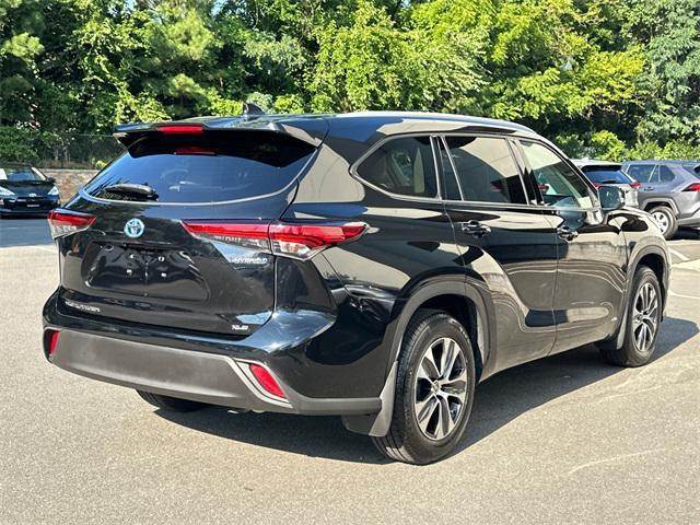 Photo of 2022 Midnight Black Toyota Highlander Hybrid