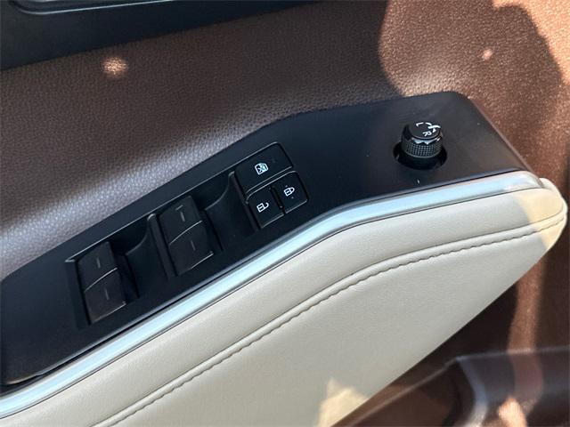 Photo of 2022 Midnight Black Toyota Highlander Hybrid