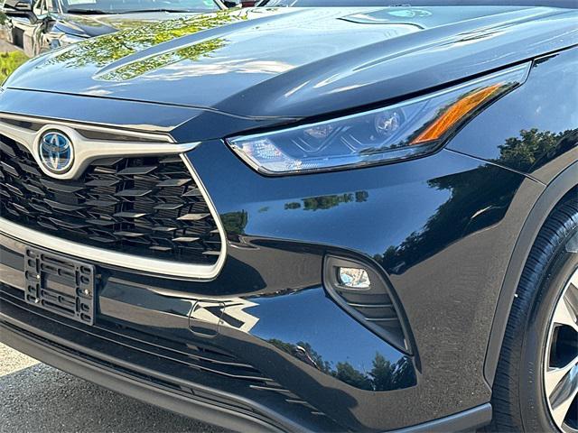 Photo of 2022 Midnight Black Toyota Highlander Hybrid
