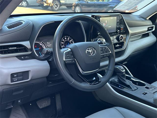 Photo of 2020 Midnight Black Toyota Highlander Hybrid