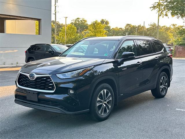 Photo of 2020 Midnight Black Toyota Highlander Hybrid
